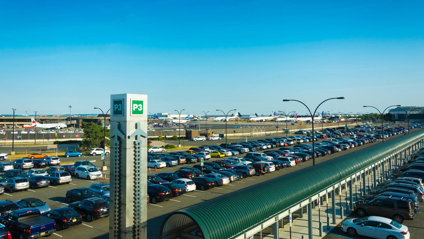 Autos parken am Flughafen Newark bei New York: Dort müssen Reisende mit Parkgebühren von rund 137 Euro rechnen, wenn sie ihr Fahrzeug eine Woche lang abstellen.