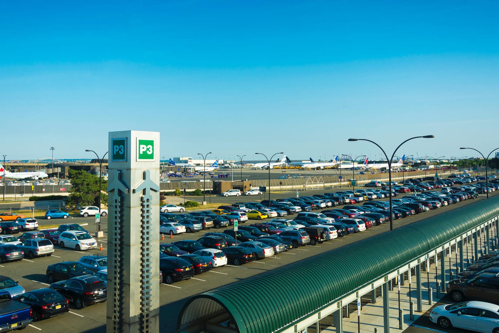 Autos parken am Flughafen Newark bei New York: Dort müssen Reisende mit Parkgebühren von rund 137 Euro rechnen, wenn sie ihr Fahrzeug eine Woche lang abstellen.