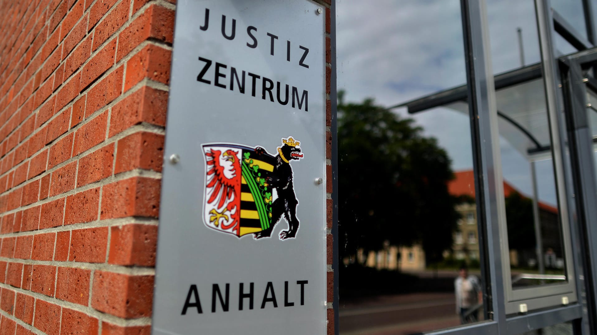 Prozess wegen Vergewaltigung einer 56-Jährigen: Vier Männer wurden zu jahrelangen Haftstrafen verurteilt. Prozess wegen Vergewaltigung einer 56-Jährigen: Vier Männer wurden zu jahrelangen Haftstrafen verurteilt.