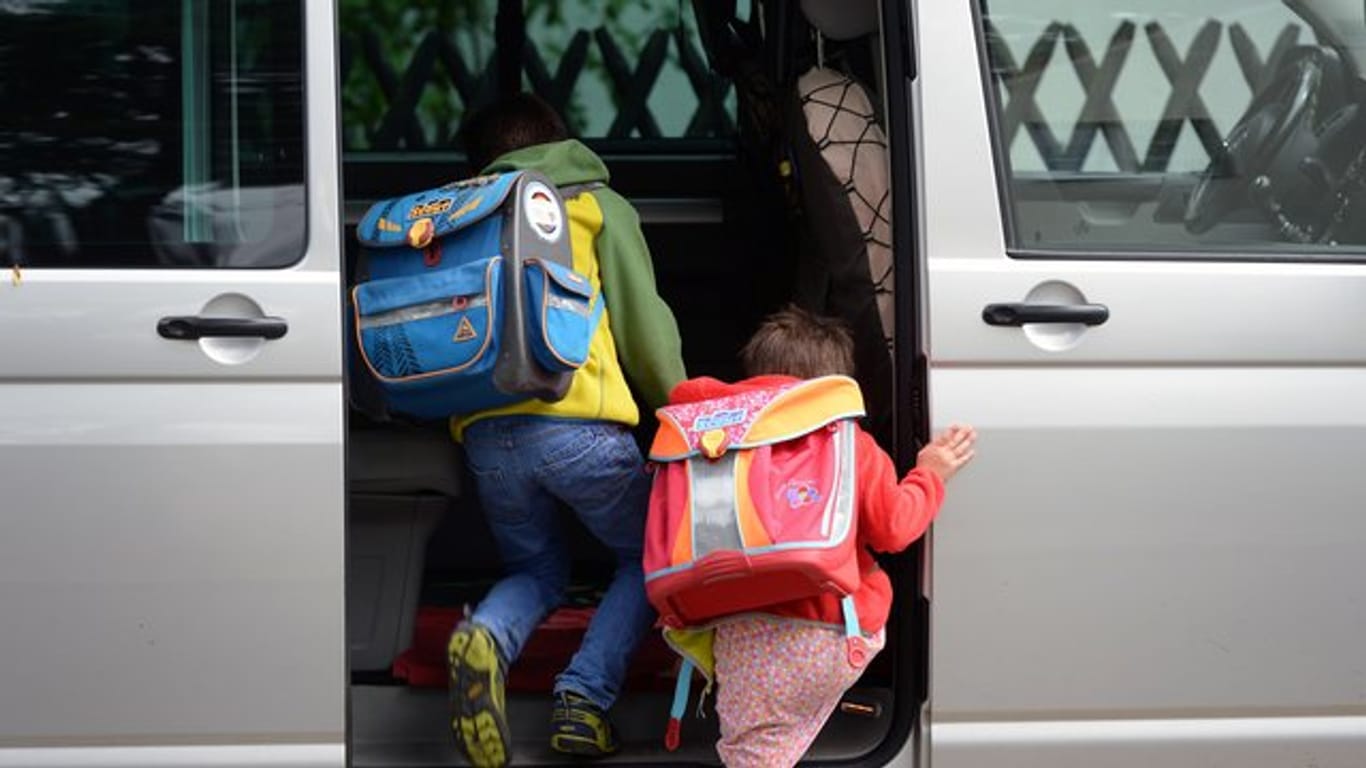 Ist der Schulweg zu weit, um zu Fuß zu gehen, bringen viele Eltern ihre Kinder mit dem Auto.