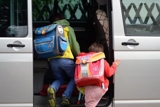 Ist der Schulweg zu weit, um zu Fuß zu gehen, bringen viele Eltern ihre Kinder mit dem Auto.