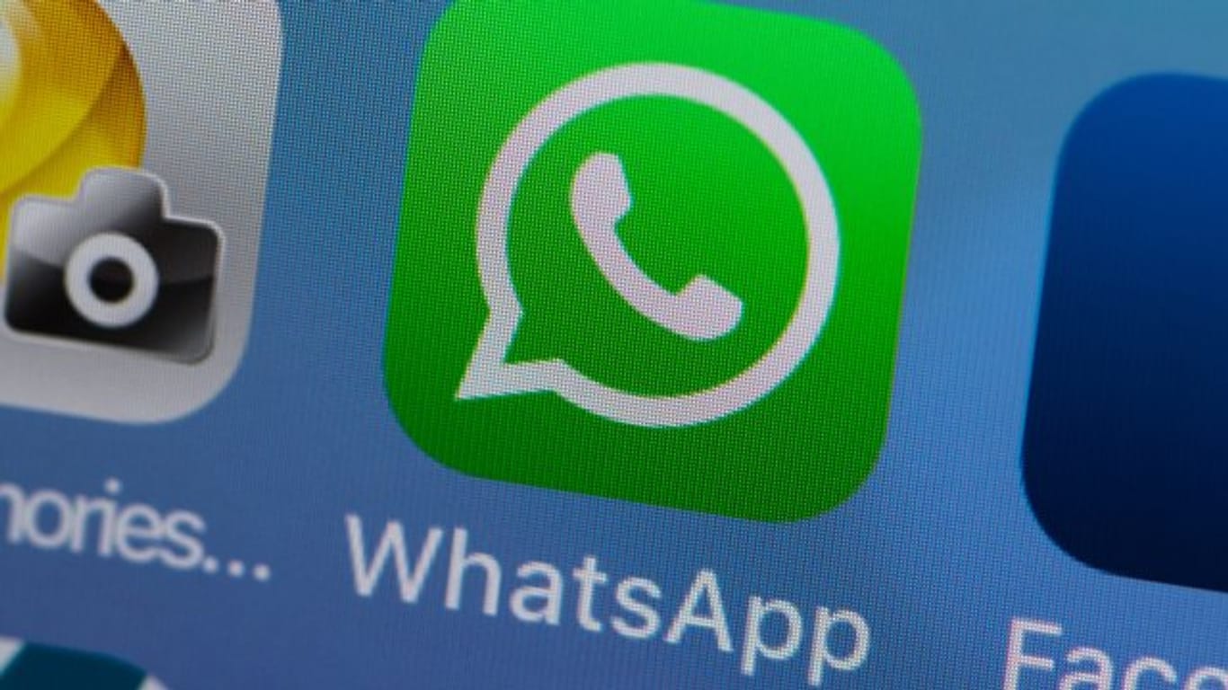 Mit einer neuen Whatsapp-Funktion lassen sich nun Viererkonferenzen per Smartphone organisieren.