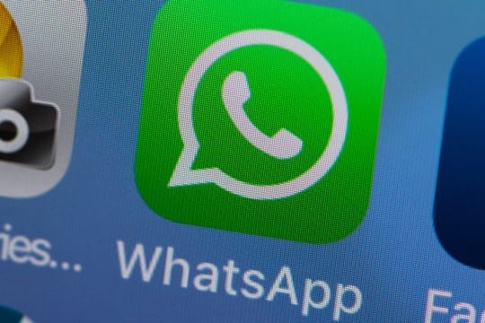 Mit einer neuen Whatsapp-Funktion lassen sich nun Viererkonferenzen per Smartphone organisieren.