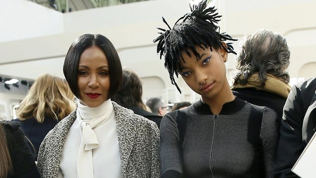 Schauspielerin Jada Pinkett Smith und ihre Tochter Willow 2016 auf der Paris Fashion Week.