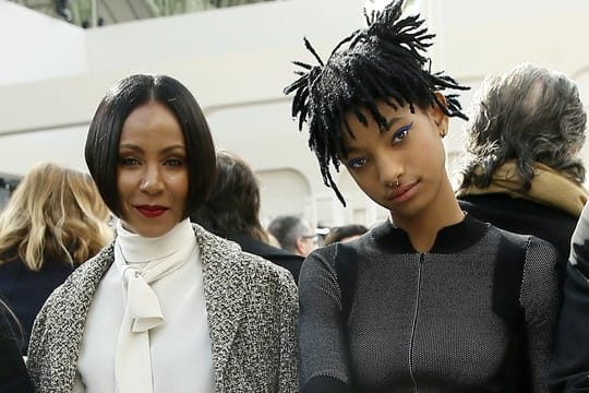 Schauspielerin Jada Pinkett Smith und ihre Tochter Willow 2016 auf der Paris Fashion Week.