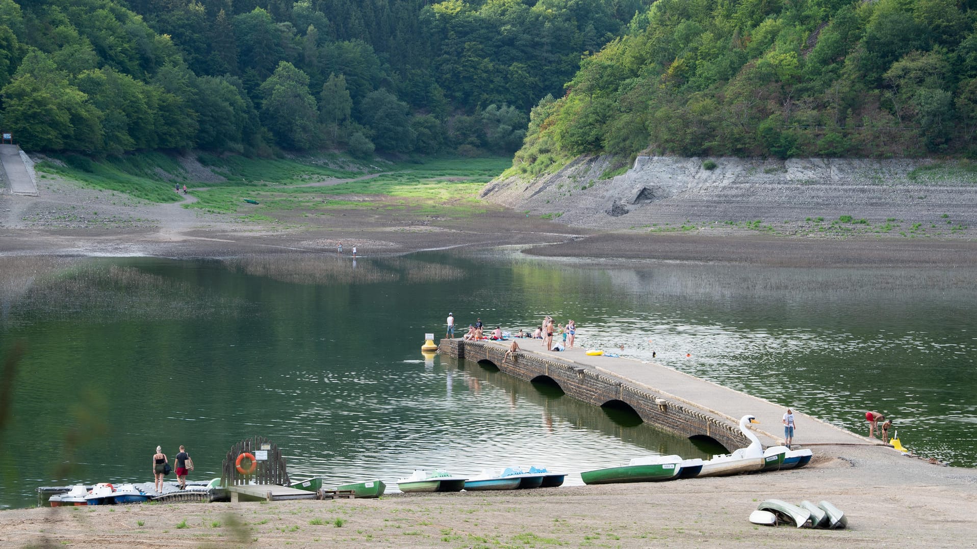 Edersee-Atlantis: Die Alte Aseler Brücke ist schon aufgetaucht.