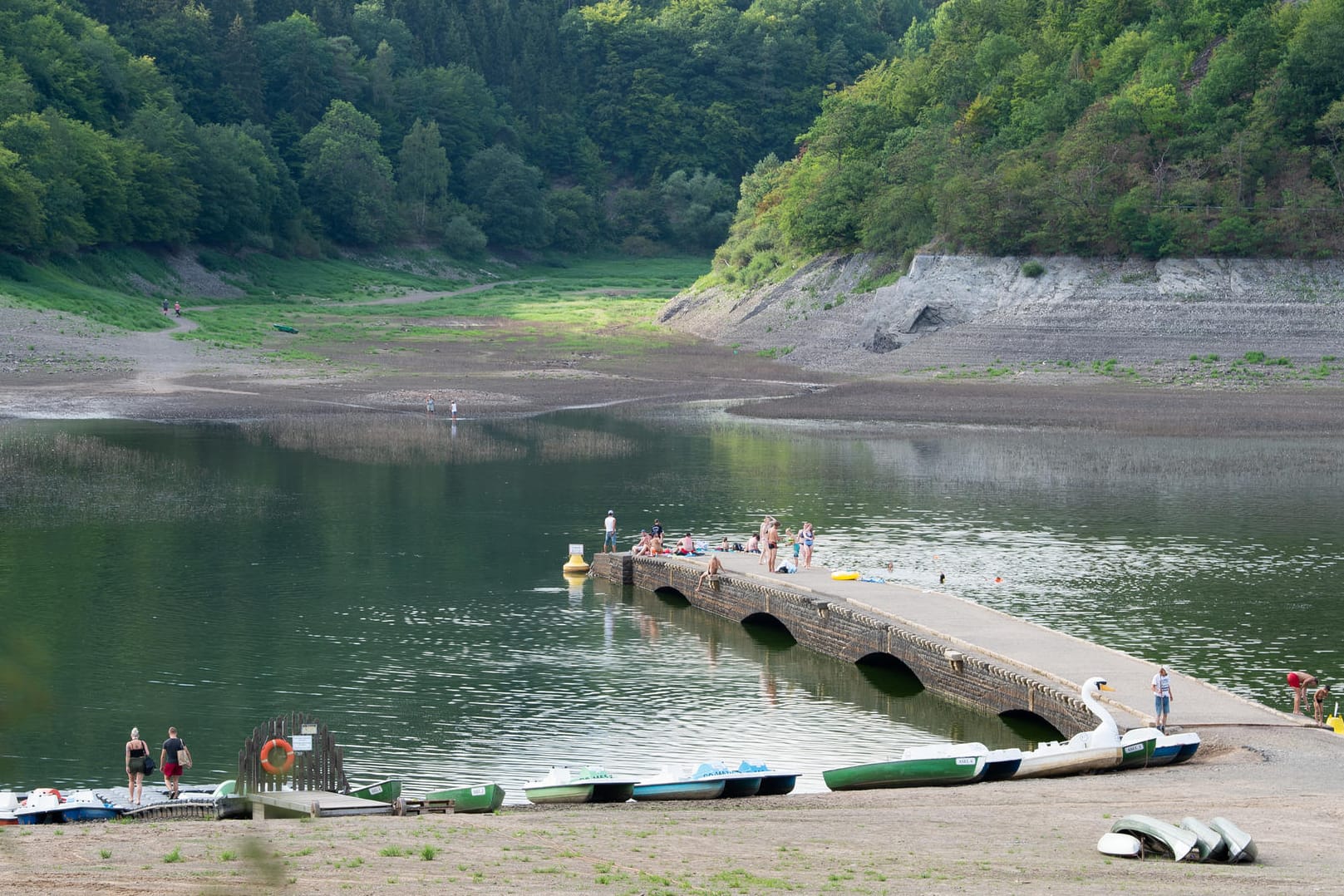 Edersee-Atlantis: Die Alte Aseler Brücke ist schon aufgetaucht.