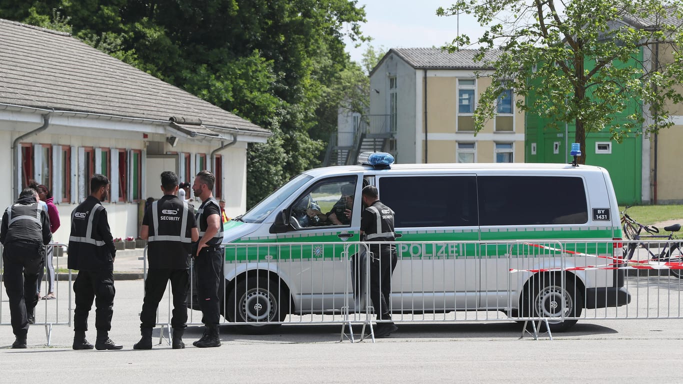 Polizei und Sicherheitsdienst vor dem Transitzentrum Manching in Bayern: In den neuen Ankerzentren sollen Asylantragsteller bis zu 18 Monate bleiben.