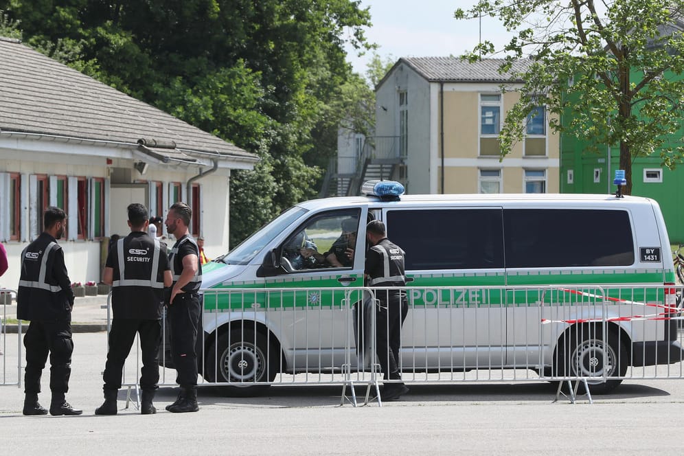 Polizei und Sicherheitsdienst vor dem Transitzentrum Manching in Bayern: In den neuen Ankerzentren sollen Asylantragsteller bis zu 18 Monate bleiben.