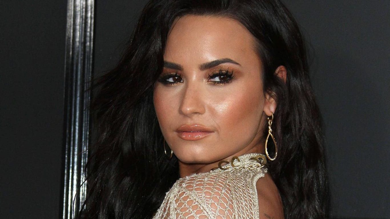 Demi Lovato: Nach einer Überdosis muss sie weiterhin im Krankenhaus bleiben.