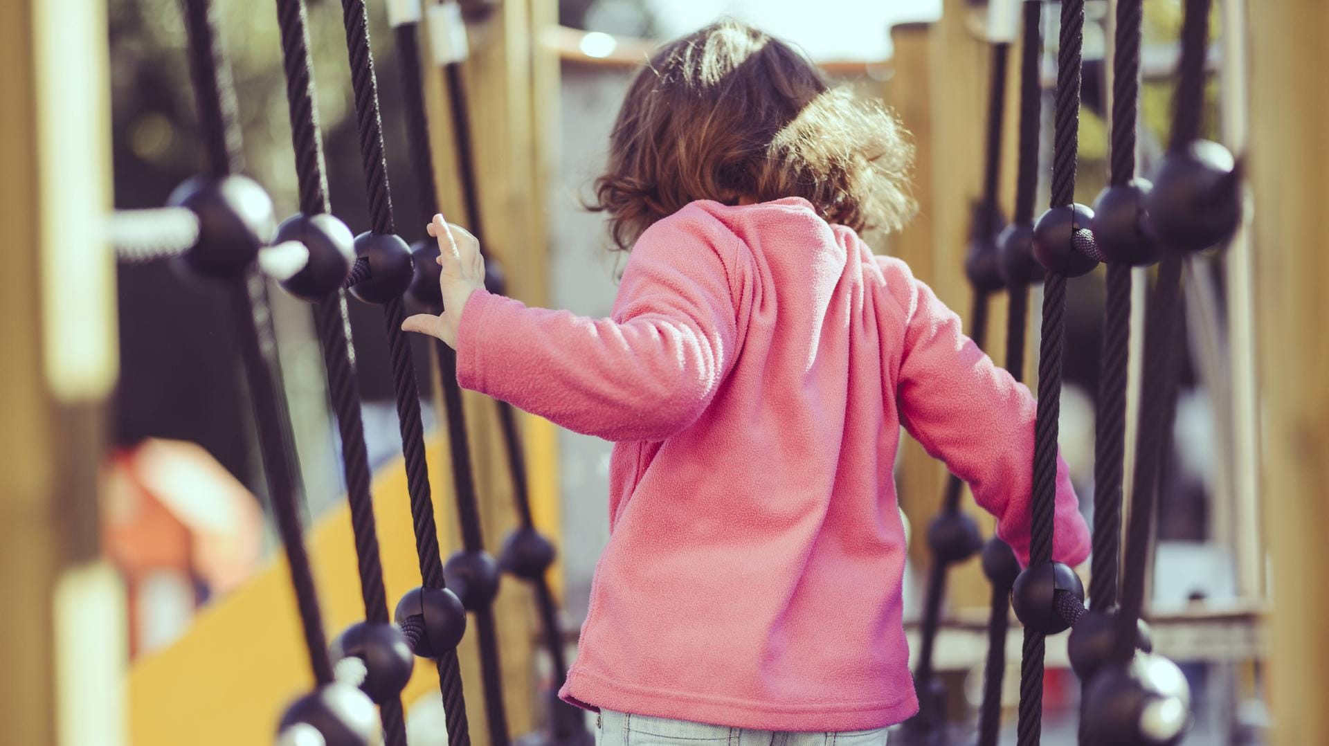 Ein Kind beim Kletten: Ein vierjähriger Junge erlitt beim Klettern auf dem Spielplatz tiefe Schnittwunden. Jemand hatte das Seil mit Scherben präpariert.