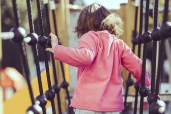 Ein Kind beim Kletten: Ein vierjähriger Junge erlitt beim Klettern auf dem Spielplatz tiefe Schnittwunden. Jemand hatte das Seil mit Scherben präpariert.