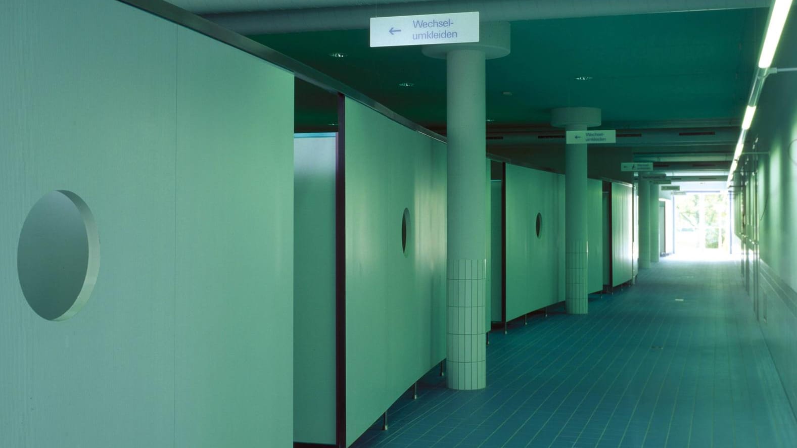 Eine Schwimmbad-Umkleide: Ein 38-Jähriger Spanner wurde in Coburg gestellt. (Symbolbild) Eine Schwimmbad-Umkleide: Ein 38-Jähriger Spanner wurde in Coburg gestellt. (Symbolbild)