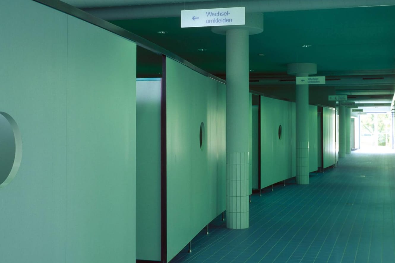 Eine Schwimmbad-Umkleide: Ein 38-Jähriger Spanner wurde in Coburg gestellt. (Symbolbild)