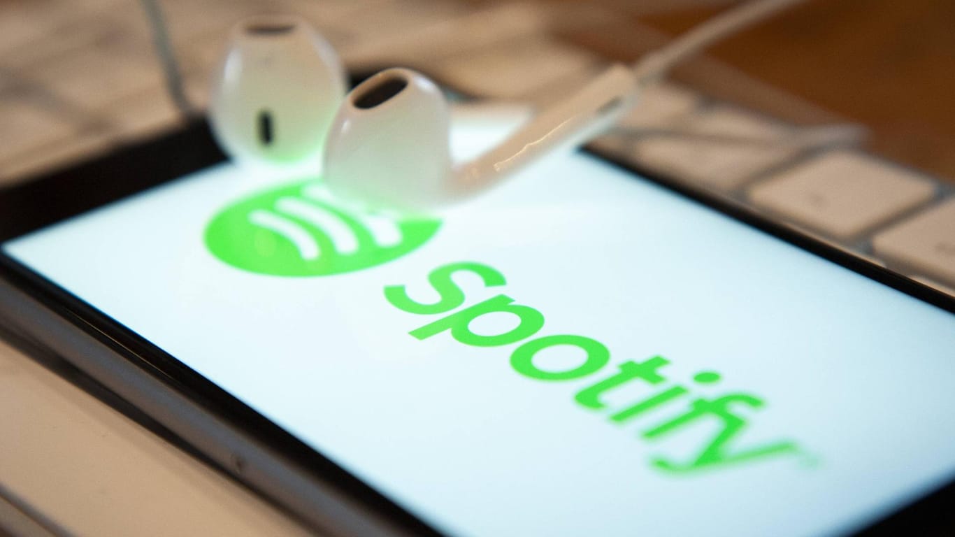 Spotify: Nutzer haben sich über den Podcast "Infowars" beschwert.