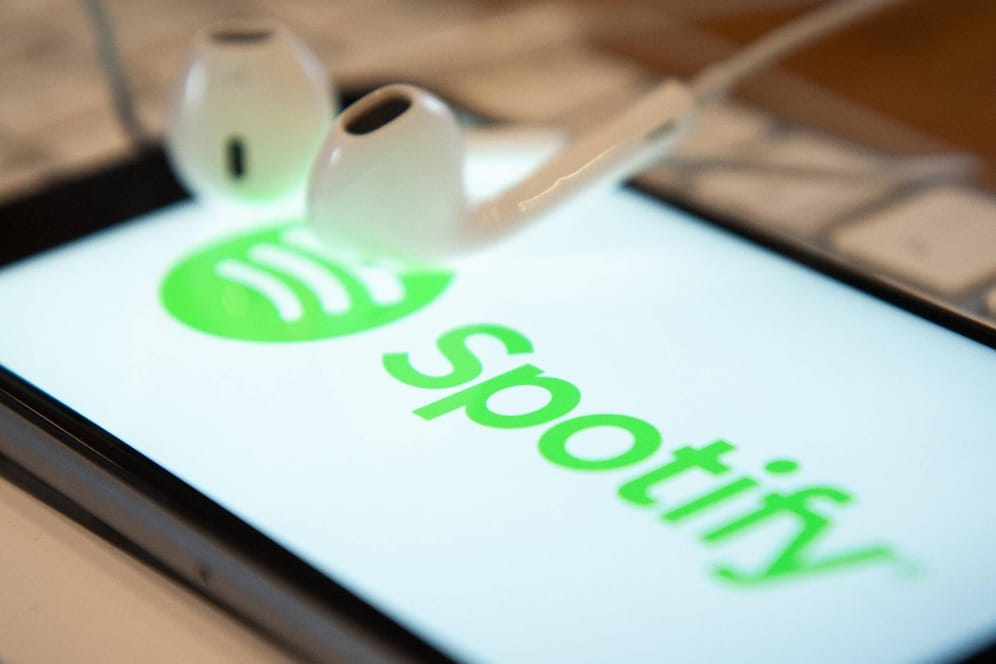 Spotify: Nutzer haben sich über den Podcast "Infowars" beschwert.