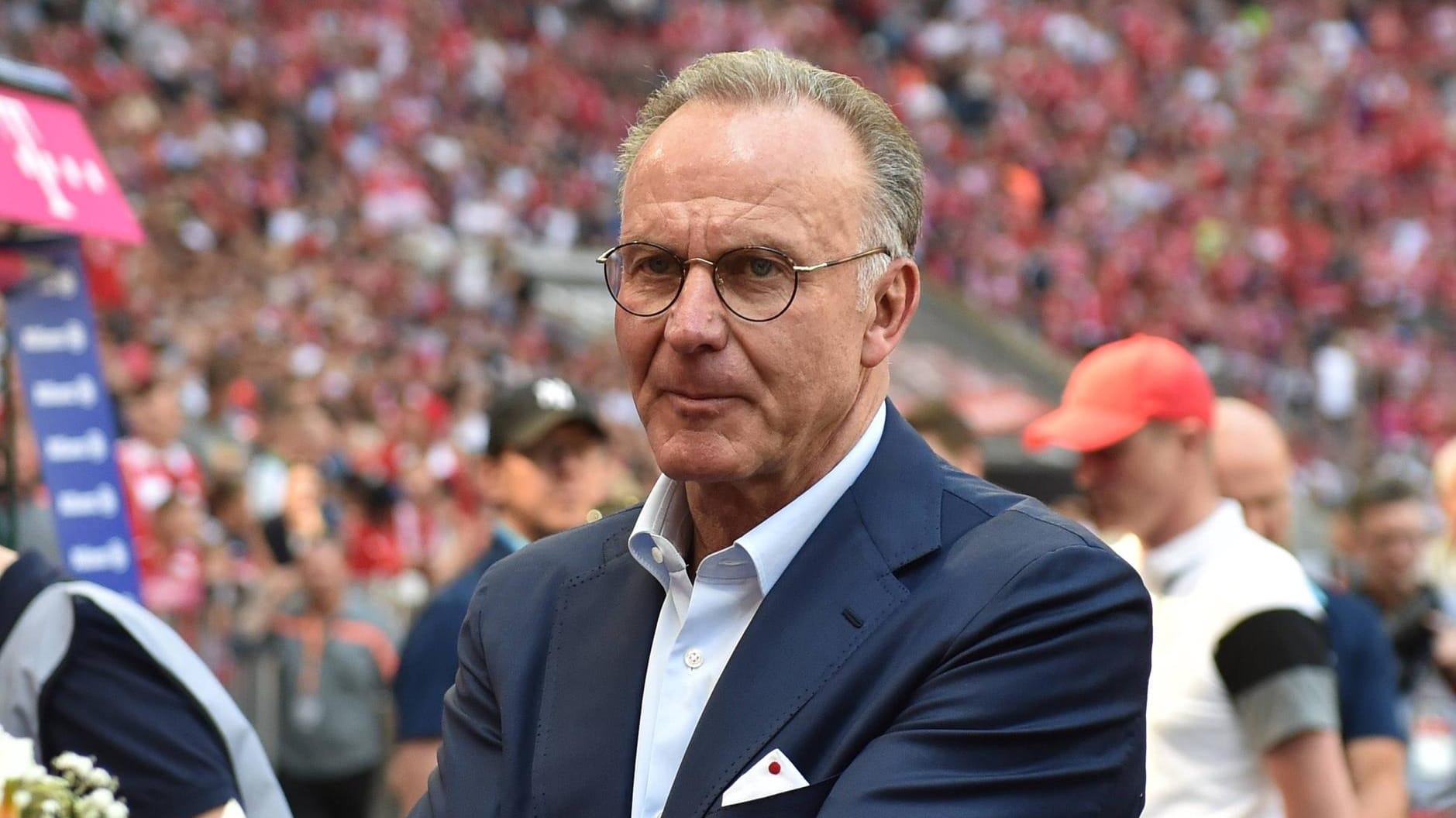 Karl-Heinz Rummenigge übt scharfe Kritik am Krisenmanagement des DFB.