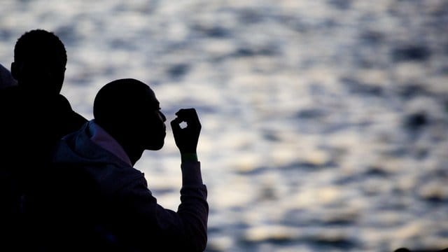 Aus Seenot gerettete Migranten verbringen die Nacht auf einem Schiff vom spanischen Seerettungsdienst. Aus Seenot gerettete Migranten verbringen die Nacht auf einem Schiff vom spanischen Seerettungsdienst.