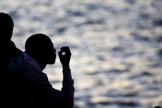 Aus Seenot gerettete Migranten verbringen die Nacht auf einem Schiff vom spanischen Seerettungsdienst.
