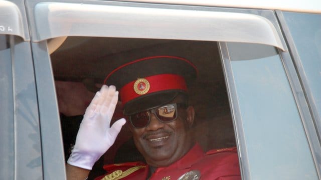 Das Stammesoberhaupt der Herero, Paramount Chief Vekuii Rukoro, winkt aus dem Auto am Rand der Omaheke-Wüste. Das Stammesoberhaupt der Herero, Paramount Chief Vekuii Rukoro, winkt aus dem Auto am Rand der Omaheke-Wüste.