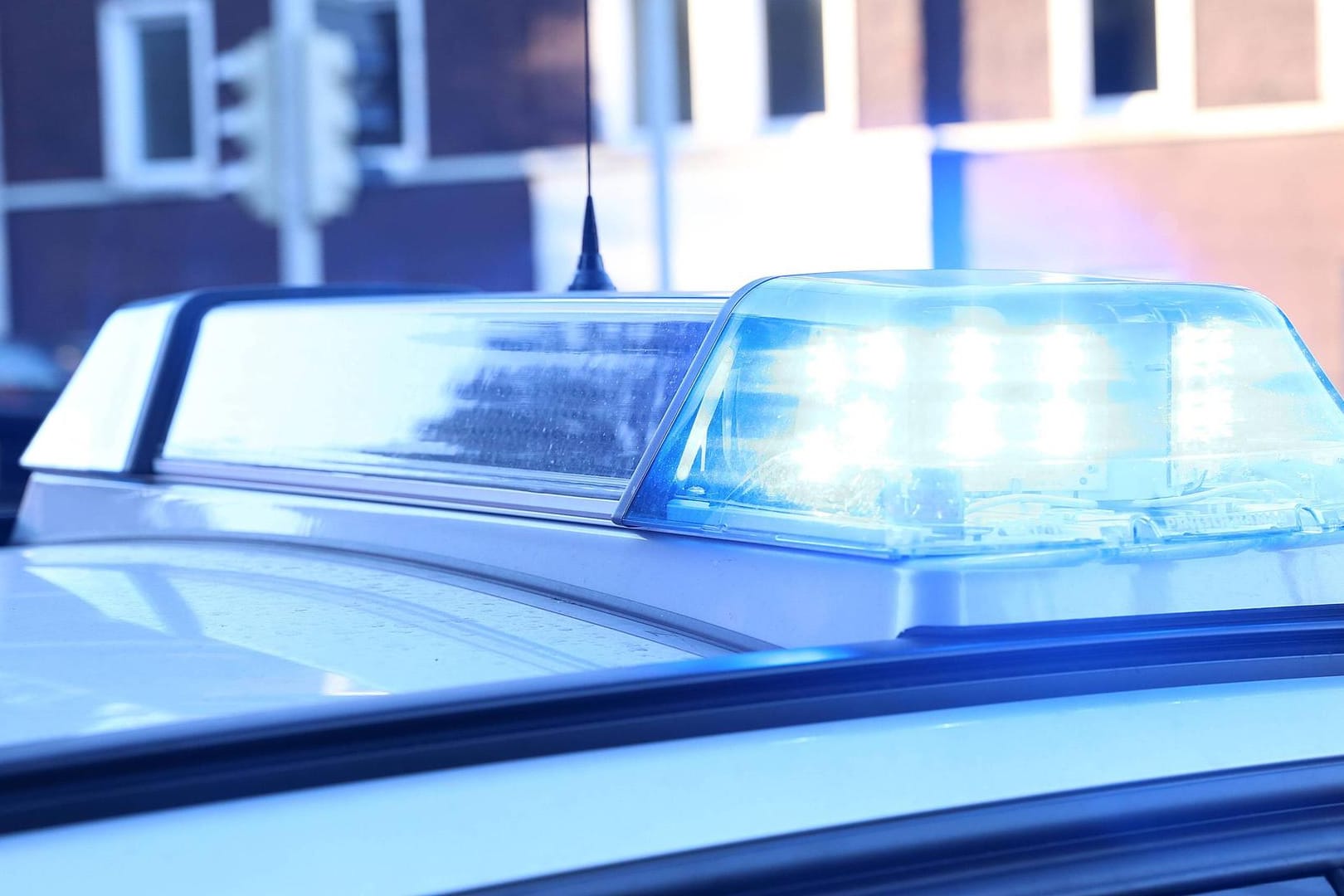 Polizei im Einsatz: Der Busfahrer musste ins Krankenhaus eingeliefert werden. (Symbolbild)
