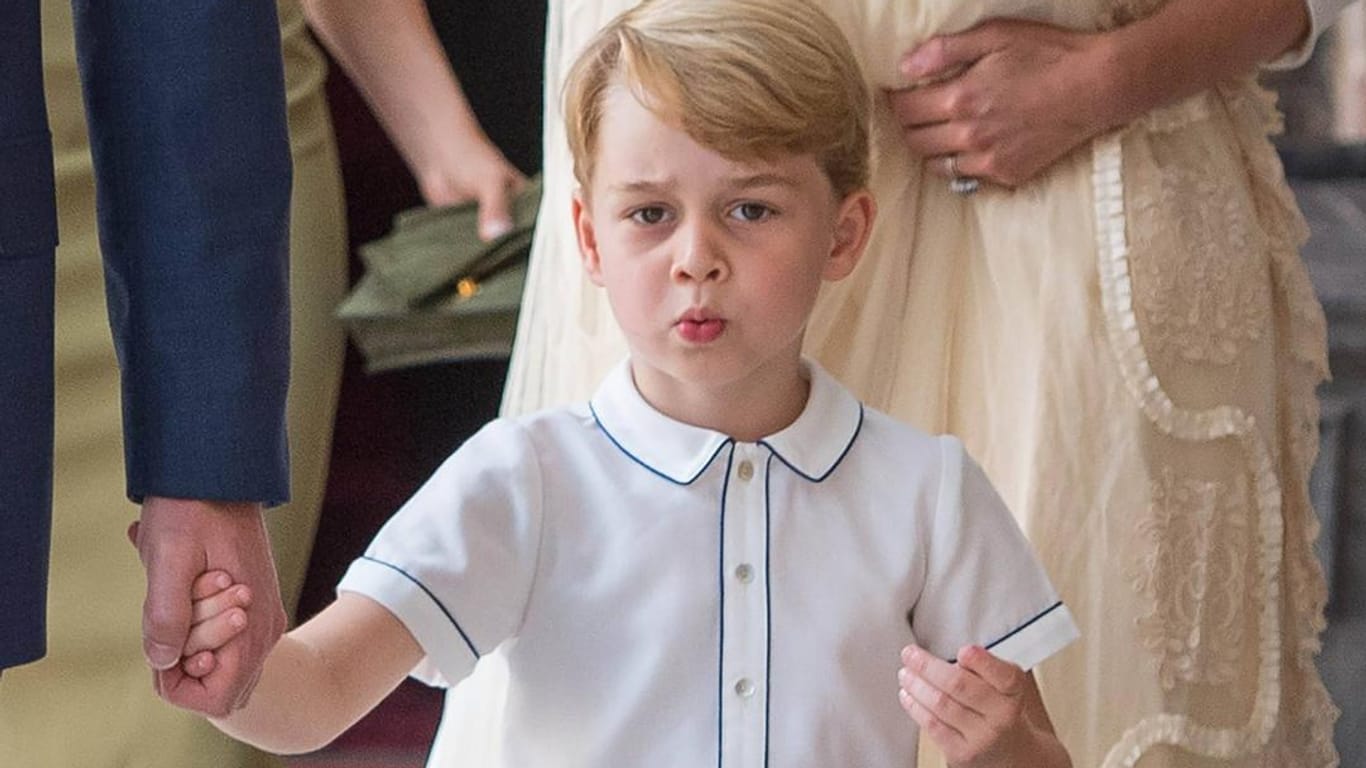 Prinz George: Ob er schon vor seiner Urgroßmutter eine Verbeugung macht? – Gut möglich!