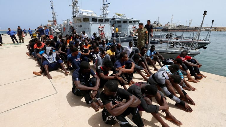 Migranten, die die libysche Küstenwache auf dem Mittelmeer gestoppt hat.