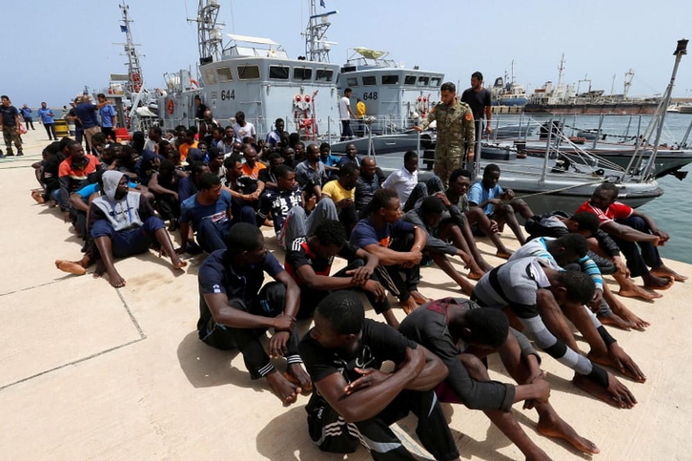 Migranten, die die libysche Küstenwache auf dem Mittelmeer gestoppt hat.