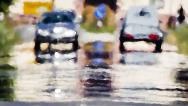 Im prallen Sonnenlicht können Autofahrer Radler oder Motorradfahrer teilweise schwer und möglicherweise zu spät erkennen. Im prallen Sonnenlicht können Autofahrer Radler oder Motorradfahrer teilweise schwer und möglicherweise zu spät erkennen.