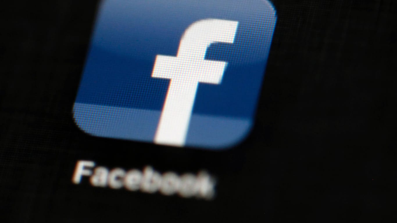 Facebook hat 32 Profile und Seiten gesperrt: Dahinter soll die berüchtigte russische Troll-Fabrik "Internet Research Agency" stehen.