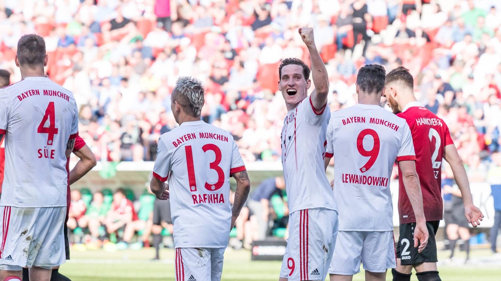 Sebastian Rudy (3. von rechts) bejubelt sein erstes Bundesligator im Dress der Münchner Bayern gegen Hannover 96.