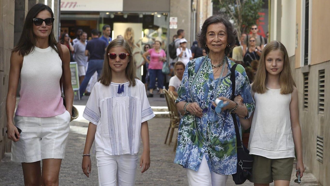 Shopping in Palma: Königin Letizia (l.), ihre zwei Töchter und Schwiegermutter Sofia (2.v.r.) im Urlaub.