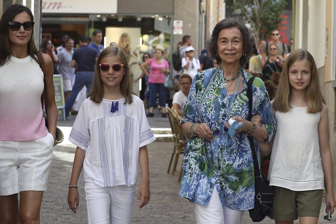 Shopping in Palma: Königin Letizia (l.), ihre zwei Töchter und Schwiegermutter Sofia (2.v.r.) im Urlaub.