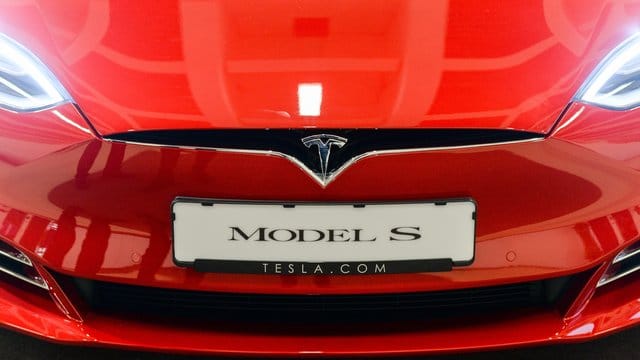Der Mann hat angeblich Teslas Produktionssystem gehackt und mehrere Gigabyte an internen Daten an Dritte weitergegeben. Der Mann hat angeblich Teslas Produktionssystem gehackt und mehrere Gigabyte an internen Daten an Dritte weitergegeben.