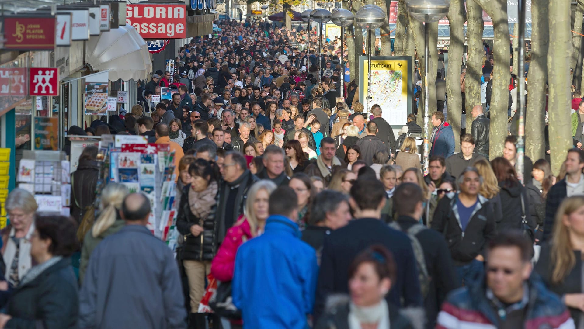 Passanten auf der Stuttgarter Königstraße: Die Zahl der Menschen mit ausländischen Wurzeln stieg 2017 im Vergleich zu 2016 um 4,4 Prozent.