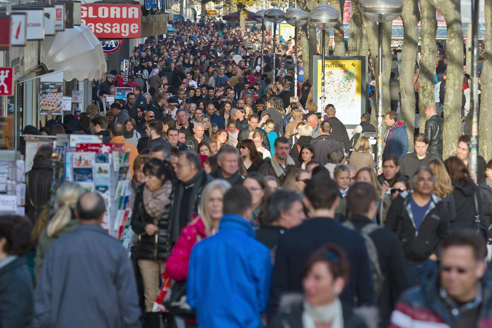 Passanten auf der Stuttgarter Königstraße: Die Zahl der Menschen mit ausländischen Wurzeln stieg 2017 im Vergleich zu 2016 um 4,4 Prozent.