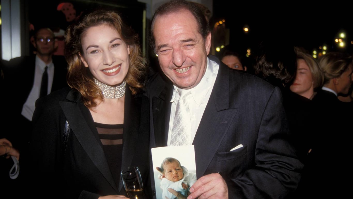 Dagmar (heute Kögel) und Ralph Siegel: 1996 zeigten sie stolz ein Bild ihrer Tochter Alana.