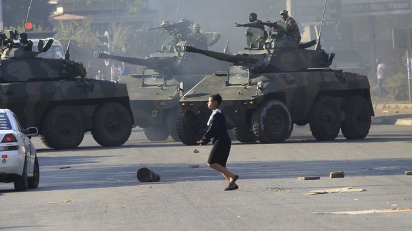 Soldaten patrouillieren nach Demonstrationen von Anhängern der Oppositionspartei mit Panzern.