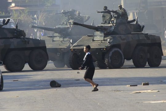 Soldaten patrouillieren nach Demonstrationen von Anhängern der Oppositionspartei mit Panzern.