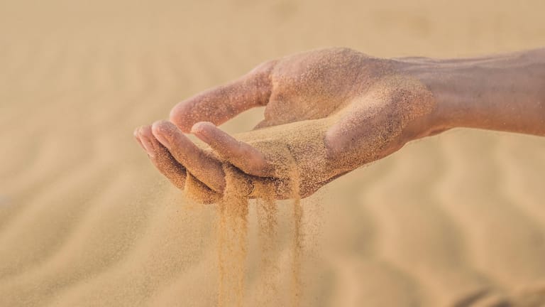 Sand verrinnt: Nicht jeder Sand ist für die Industrie geeignet.