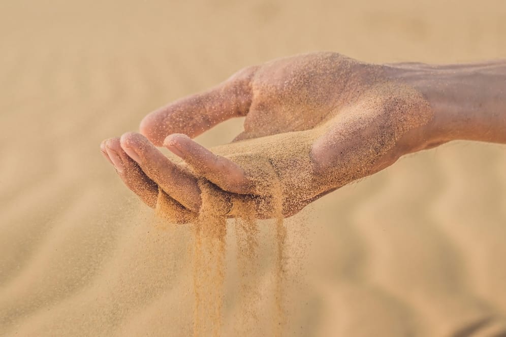 Sand verrinnt: Nicht jeder Sand ist für die Industrie geeignet.