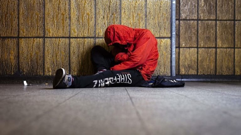 Obdachloser in einer U-Bahn-Station. Köln