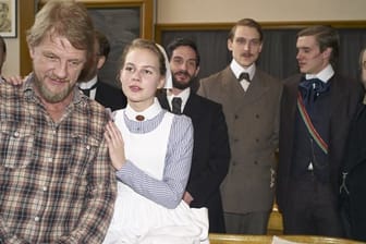 Regisseur Sönke Wortmann (l-r) mit Alicia von Rittberg und weiteren Schauspieler 2016 am Set der ARD-Serie "Charite".