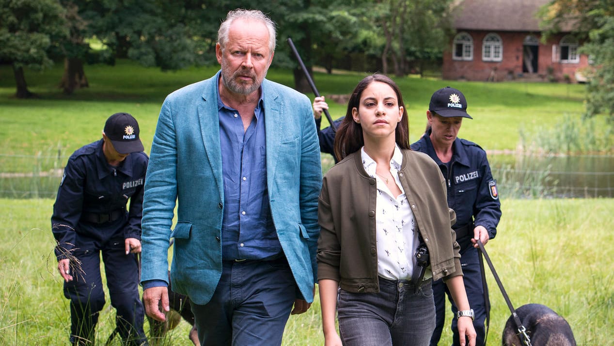 "Tatort: Borowski und das Haus der Geister": Klaus Borowski (Axel Milberg) und Mila Sahin (Almila Bagriacik) schicken eine Suchstaffel über das Gelände der Voigts.