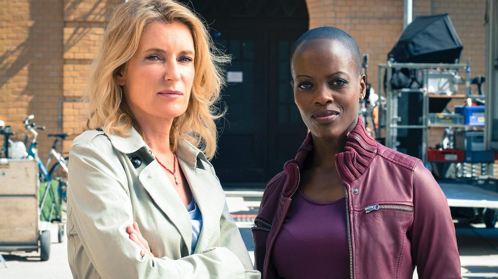 Drehstartfoto vom "Tatort: Born To Die": Maria Furtwängler (Charlotte Lindholm) und Florence Kasumba (Anais Schmitz).