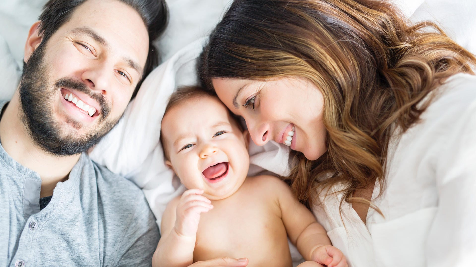 Paar mit Kind: Ein Baby verändert die Beziehung seiner Eltern.