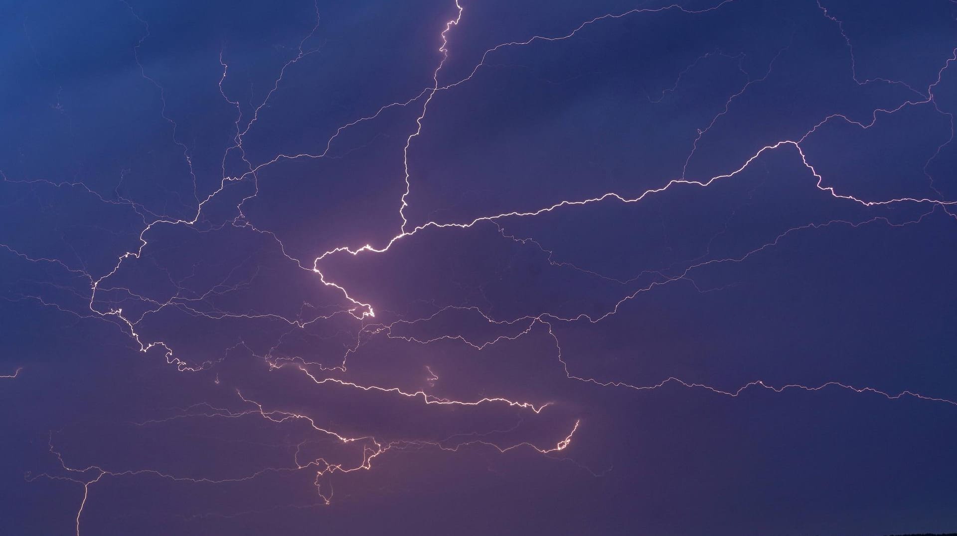 Gewitter: Wetter-Apps warnen vor aufkommenden Sturm.