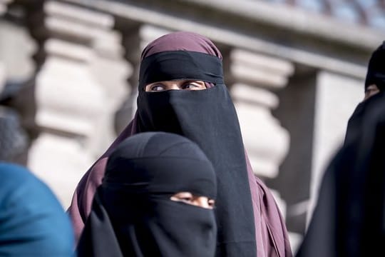 Verstöße sollen künftig mit Geldbußen zwischen umgerechnet 134 bis zu 1340 Euro geahndet werden.