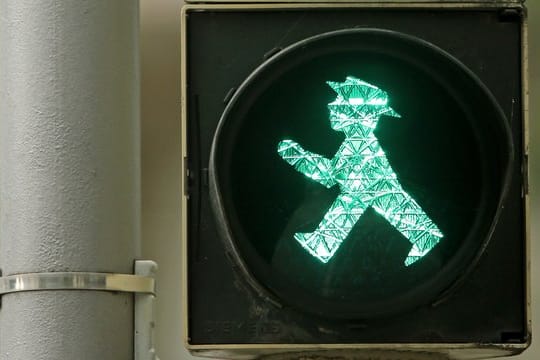 Übere eine Ampelkreuzung dürfen Fußgänger nur bei Grün gehen - sonst droht ein Bußgeld.
