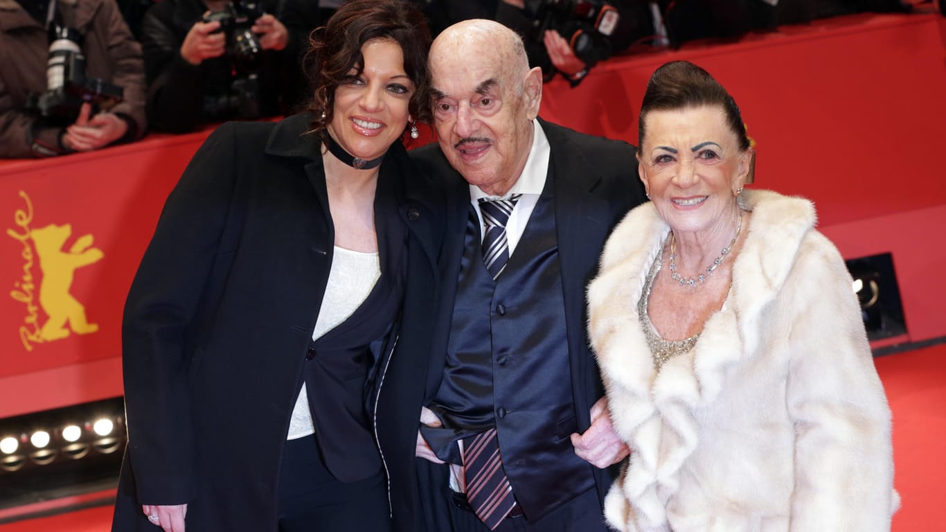 Die Famlie ist das Wichtigste: Produzent Artur Brauner mit Tochter Alice und seiner mittlerweile verstorbenen Ehefrau Maria bei der Berlinale 2014.